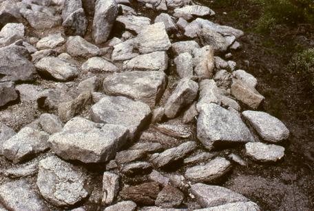 muret périphérique d'un tumulus de Tarnac